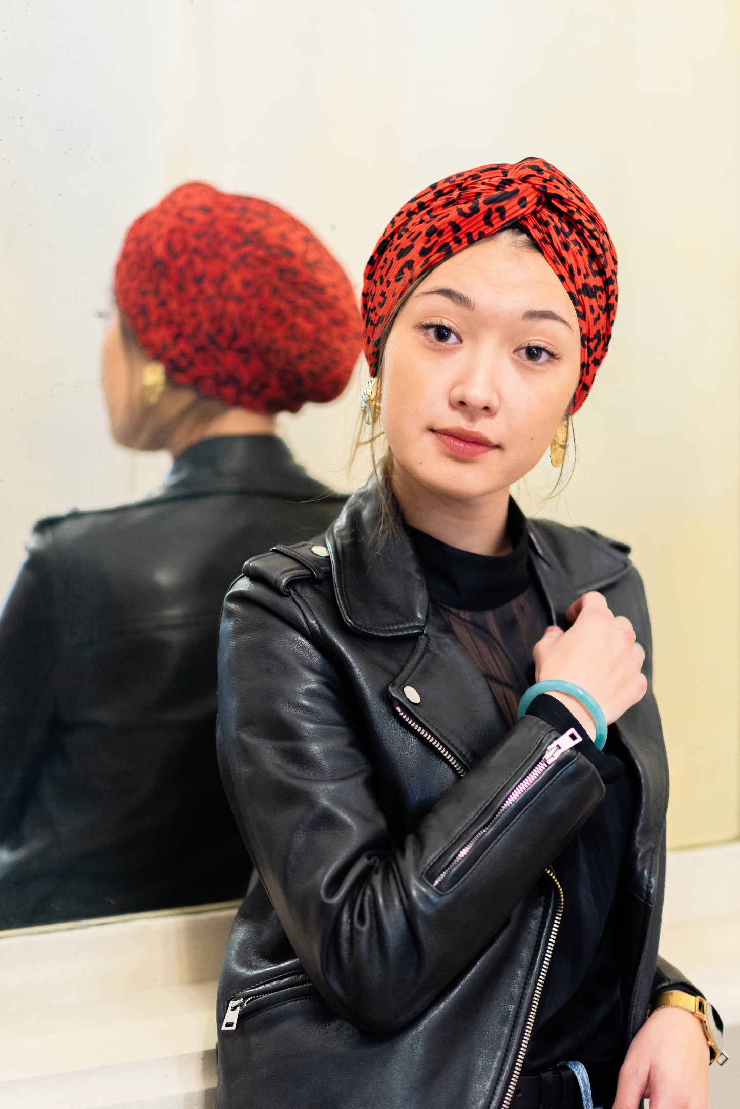 Turban léopard rouge et noir.