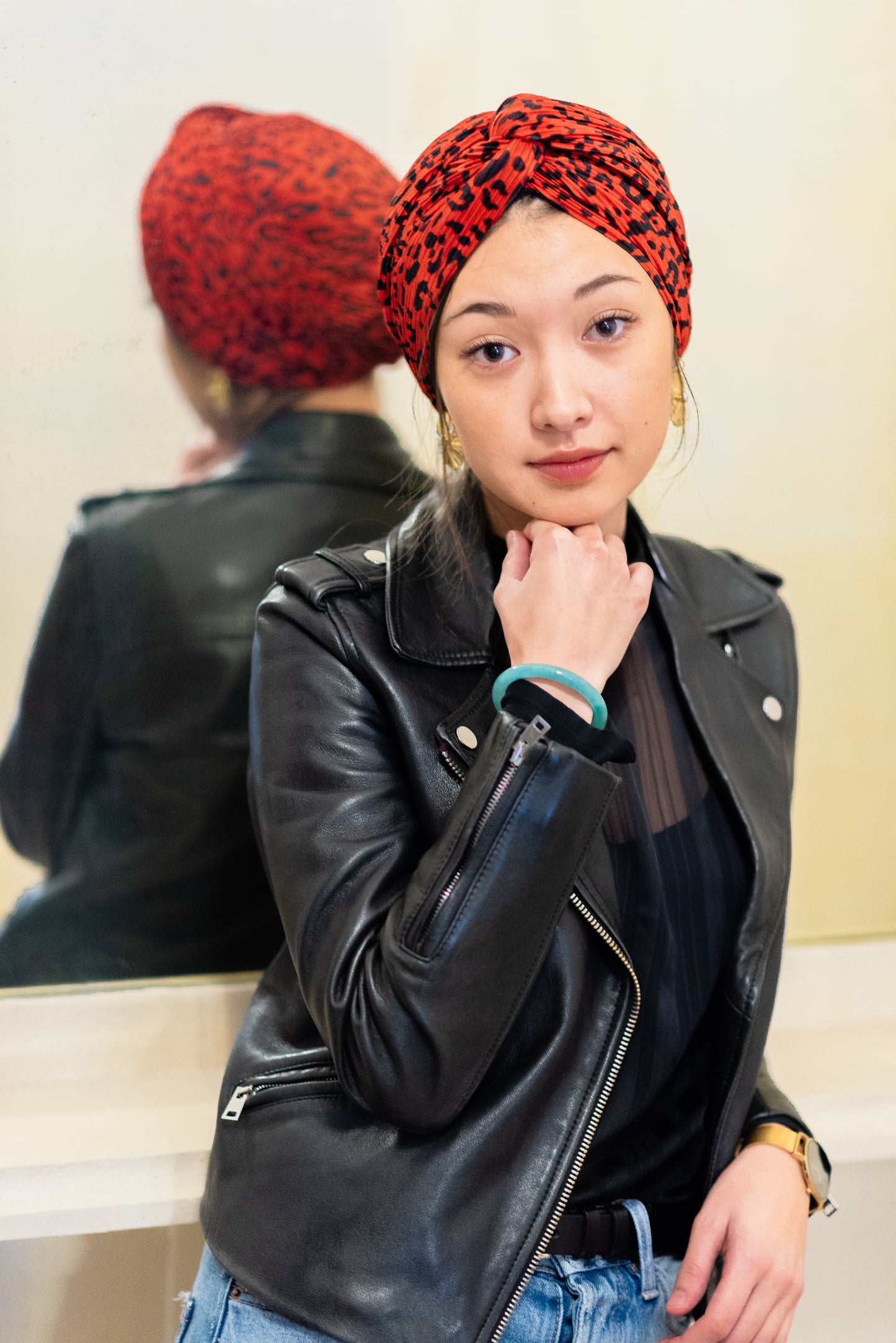 Turban léopard rouge et noir.